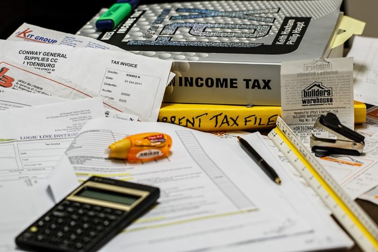 Греческий бухгалтер: помощь в уплате налогов и получении пособий