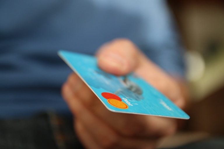 Τα κίνητρα για τη χρήση καρτών αντί μετρητών μέσω φορο-λοταρίας